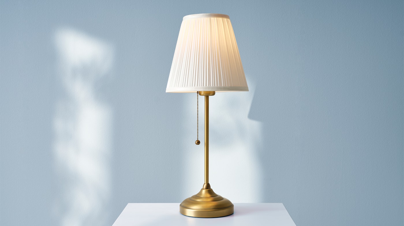 Fini les recherches : découvrez la collection de lampes de chevet design et pas chères d'Ikea !
