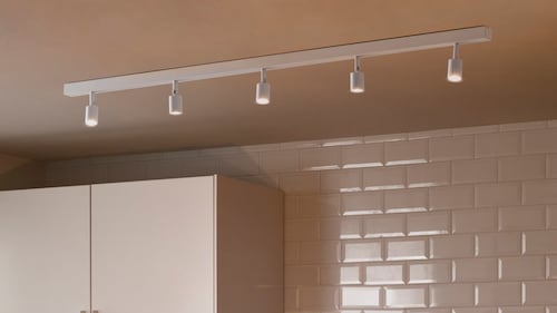 Die Led Lichtleiste 8211 30 Ideen Wie Sie Durch Led Leisten Verlockende Innendesigns Schaffen In 2020 Kuchendesign Led Lichtleiste Kuche Moderne Kuche